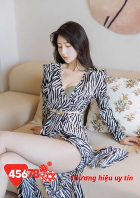 Jenny – Ấn tượng gợi cảm với bộ váy đầm màu độc lạ